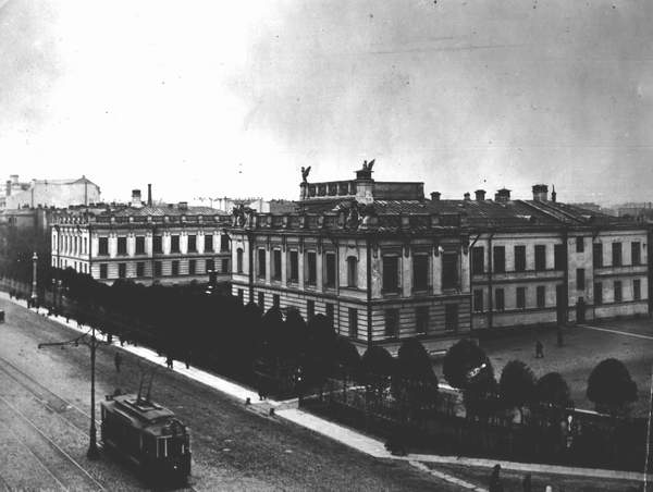 Здание построено по проекту русского зодчего Гогена Александра Ивановича (1856-1914)
